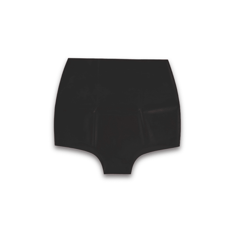 Gepuderte Latex Hotpants in Schwarz, bereit für Glanzölbehandlung.