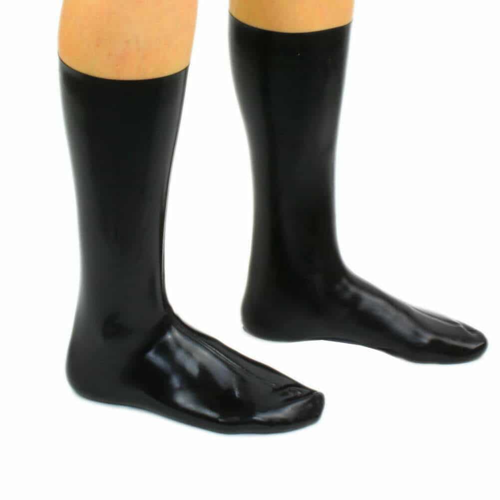 Elegante Latex Socken von LatexDreamwear, wadenhoch, in Schwarz.