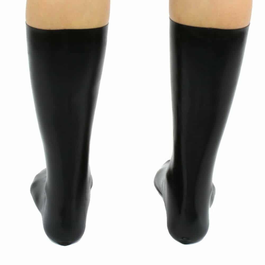 Modell trägt die Latex Socken, perfekt anliegend über den Knöcheln und Waden.