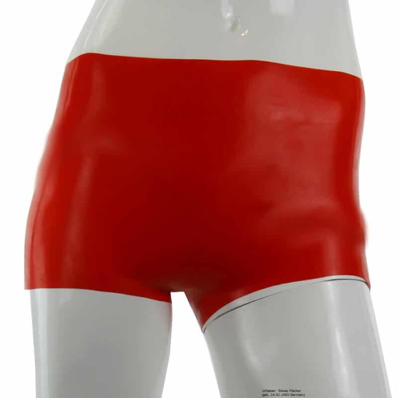 Gepuderte Latex Hotpants von LatexDreamwear, bereit für den Einsatz.